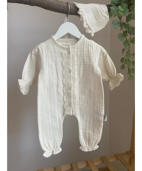 Dantel Detaylı Şapkalı Kız Bebek Tulum