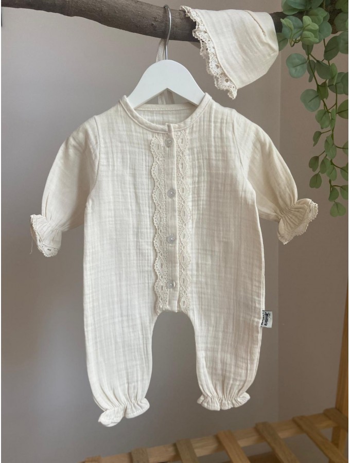 Dantel Detaylı Şapkalı Kız Bebek Tulum